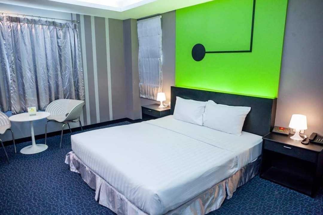 Capital O 75514 Vasidtee City Hotel Suphan Buri Ngoại thất bức ảnh