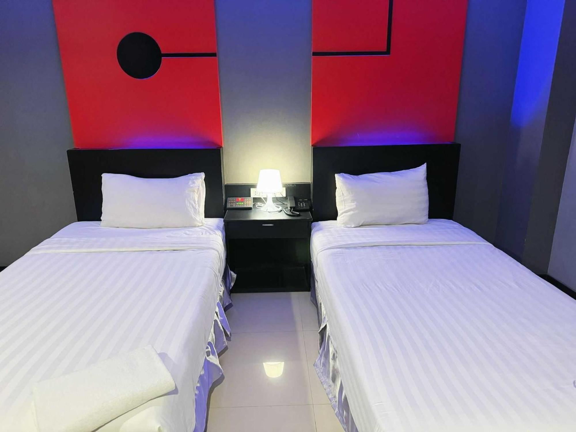 Capital O 75514 Vasidtee City Hotel Suphan Buri Ngoại thất bức ảnh