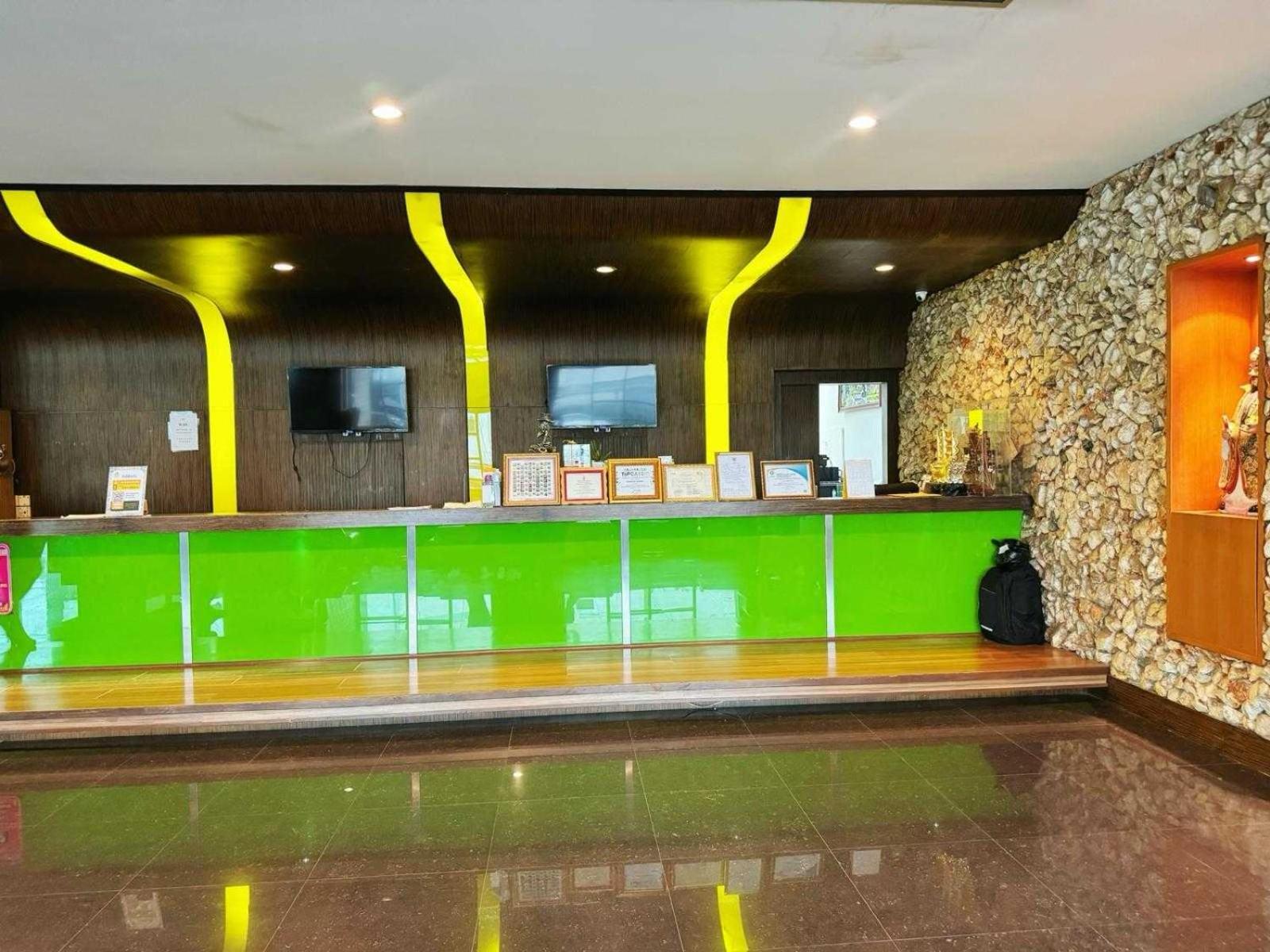 Capital O 75514 Vasidtee City Hotel Suphan Buri Ngoại thất bức ảnh