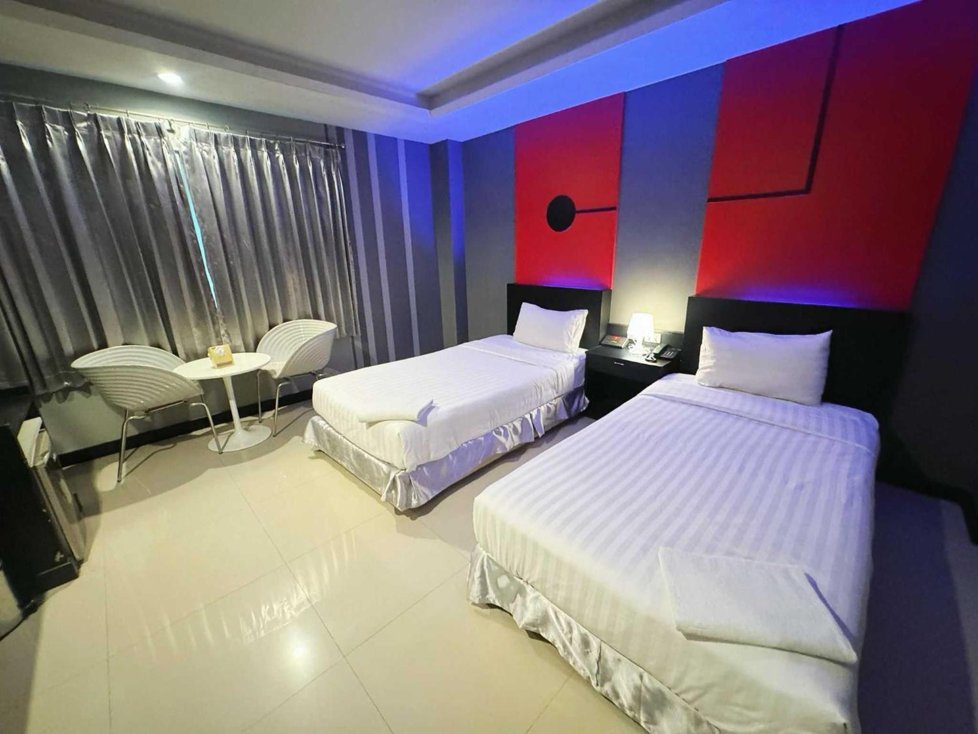 Capital O 75514 Vasidtee City Hotel Suphan Buri Ngoại thất bức ảnh