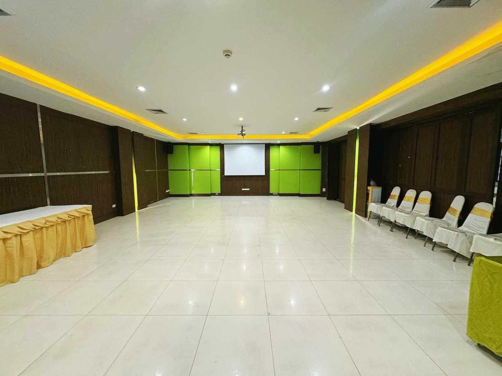 Capital O 75514 Vasidtee City Hotel Suphan Buri Ngoại thất bức ảnh