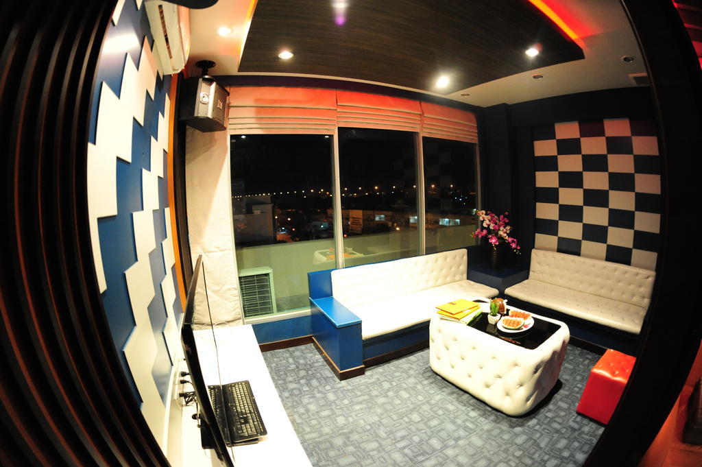 Capital O 75514 Vasidtee City Hotel Suphan Buri Ngoại thất bức ảnh